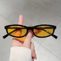 Gafas de sol ovales estrechas con montura negra y lentes ámbar translúcidas - Montura Negra Brillante Lente Naranja