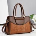 Zweifarbige braune Boston-Tasche mit Schlangenmuster-Struktur und goldener Hardware - Erdgelb
