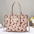 Dettaglio della borsa tote con stampa ciliegia, hardware dorato e tracolla rimovibile - Cachi Scuro