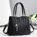 Elegante borsa tote nera con ciondolo a fiore e tracolla regolabile rimovibile - Nero