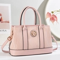 Elegante borsa a mano in pelle rosa pallido con logo dorato e tracolla regolabile - Rosa