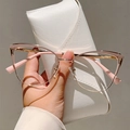 Montatura per occhiali cat-eye in rosa e oro con custodia in pelle bianca - Superiore Cachi Inferiore Montatura Oro Aste Rosa