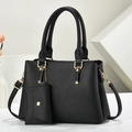 Elegante borsa a tracolla nera in ecopelle Saffiano con catena dorata e borsellino - Nero