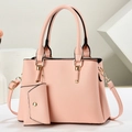 Dettaglio borsa a mano rosa Saffiano con finiture dorate e portamonete abbinato - Rosa