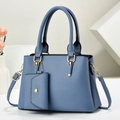Dettaglio borsa blu in pelle Saffiano con finiture dorate e pochette rimovibile - Blu
