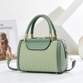 Borsa Boston da donna verde salvia con trama a pieghe verticali e finiture dorate - Verde
