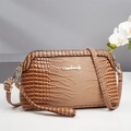 Sac bandoulière marron pour femme avec motif crocodile, logo en métal et lanière - Khaki