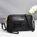 Détail du sac bandoulière noir texture crocodile avec finitions métalliques dorées - Noir