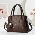Borsa a tracolla in pelle marrone con cuciture a rombi e rivetti in strass argentati - Marrone