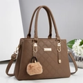 Sac à main matelassé marron pour femme avec plaque dorée et pompon en fausse fourrure - Khaki