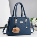 Sac à main bleu marine en cuir matelassé avec logo doré et bandoulière amovible - Bleu