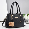 Détail du sac à main noir matelassé avec dorure métallique et breloque pompon marron - Noir
