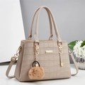 Détail du sac à main beige motif crocodile avec bijoux dorés et pompon en peluche - Blanc Cassé
