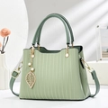 Sac fourre-tout vert pâle avec motif à vagues, pendentif feuille dorée et anses - Vert