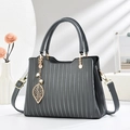 Bolso tote gris oscuro con diseño de ondas y colgante de hoja dorada con perlas - Gris