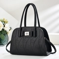 Grande borsa tote in pelle nera a grana con motivi a cuore e fiocco su sfondo bianco - Nero