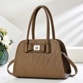Sac à main marron en cuir avec gaufrage cœur, détail nœud et logo métallique argenté - Marron