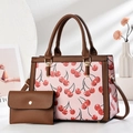 Détail du sac cabas à imprimé cerises avec poignées brunes et petit portefeuille assorti - Rose