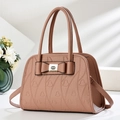 Détail du sac à main rose poudré avec nœud élégant et motifs de cœurs gaufrés - Rose