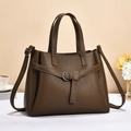 Sac à main élégant en cuir grainé marron foncé avec poignées et bandoulière réglable - Café