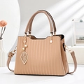 Bolso de mano plisado beige para mujer con colgante de hoja dorada y correa ajustable - 23x18x12cm / Caqui