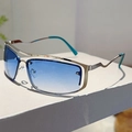 Détail macro de lunettes Y2K sans monture avec branches argentées ondulées et verres dégradés - Monture Argent Verre Dégradé Bleu