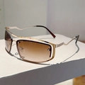Détail de lunettes Y2K en métal doré avec verres dégradés et branches géométriques - Monture Dorée Verres Thé Dégradé