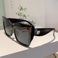 Détail de lunettes de soleil œil de chat à monture noire et décoration dorée géométrique - Monture Noire Verres Noir Gris
