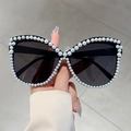 Occhiali da sole vintage cat-eye con montura nera oversize e decorazione in perle - Montatura Nera Lenti Grigie