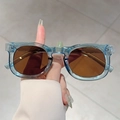 Lunettes de soleil rondes bleu clair à la mode avec verres bruns et clous rétro - Monture Bleue Verres Thé