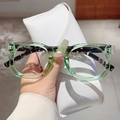 Vintage Blaulichtfilter-Brille in Hellgrün mit Leoparden-Bügeln auf weißem Brillenetui - Transparent Grün (Schildpatt-Bügel)