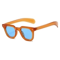 Detailweergave van een vintage oranje zonnebril met blauwe glazen en klinknagels - Oranje frame blauwe lens