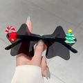 Gros plan de lunettes de Noël en forme d'étoile avec sucres d'orge et sapin - Verres noir-gris