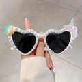 Weiße Herz-Sonnenbrille mit Perlen, Muschel und Meerjungfrauenschwanz für Partys - Weiße Perle Muschel Seestern Schwarzgraue Gläser