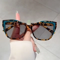 Lunettes de soleil œil-de-chat rétro avec monture en écaille et bleu paon - Monture Léopard Bleue Verres Gris