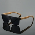 Gafas de sol cuadradas negras con patillas de grano de madera sobre una superficie reflectante - Montura Negra Lente Gris