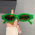 Gafas de sol ovaladas verdes transparentes con lentes oscuras y patillas anchas retro - Montura Verde Transparente Lentes Té