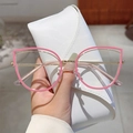 Dettaglio della montatura cat-eye rosa con stanghette in metallo dorato e custodia in pelle - Montatura Oro Rosa Lente Trasparente Terminali Rosa