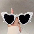 Occhiali da sole bianchi a forma di cuore con perle e lenti scure alla moda - Montatura Bianca Grigia