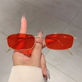 Lunettes de soleil rectangulaires rétro avec monture fine en métal doré et verres rouges - Monture Dorée Verres Rouges
