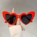 Trendige herzförmige rote Sonnenbrille mit dunklen Gläsern für modischen Streetstyle - Roter Rahmen Graue Gläser