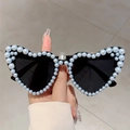 Occhiali da sole a cuore nero con perle azzurre per feste e matrimoni stile elegante - Montatura Nera Lente Grigia