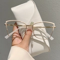 Occhiali cat-eye beige crema con stanghette in metallo dorato e custodia in pelle coordinata - Bianco Crema / Oro