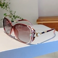 Details einer weinroten Sonnenbrille mit Kristallen und Perlen am Bügel für Damen - Roter Rahmen Verlauf Rot