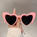 Schicke herzförmige Sonnenbrille mit glänzend rosa Rahmen und dunklen Gläsern - Hellrosa Rahmen Graue Gläser