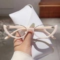 Occhiali cat-eye bianco crema con dettagli dorati e custodia abbinata in pelle bianca - Montatura Beige Lente Trasparente Bordo Oro