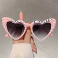 Occhiali da sole rosa a cuore con perle bianche e scritta Happy Birthday per feste - Montatura Rosa Lenti Grigie Sfumate