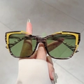 Lunettes de soleil œil de chat avec monture écaillée et accents jaune vif stylés - Monture à Rayures Jaunes Verres Verts