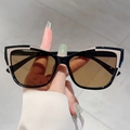 Lunettes de soleil œil-de-chat surdimensionnées avec design géométrique noir et crème - Monture Noire Rayures Kaki Verres Thé