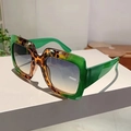 Dettaglio occhiali da sole squadrati oversize con stampa animalier, montatura verde e lenti - Montatura Leopardata Verde Lenti Blu Giallo